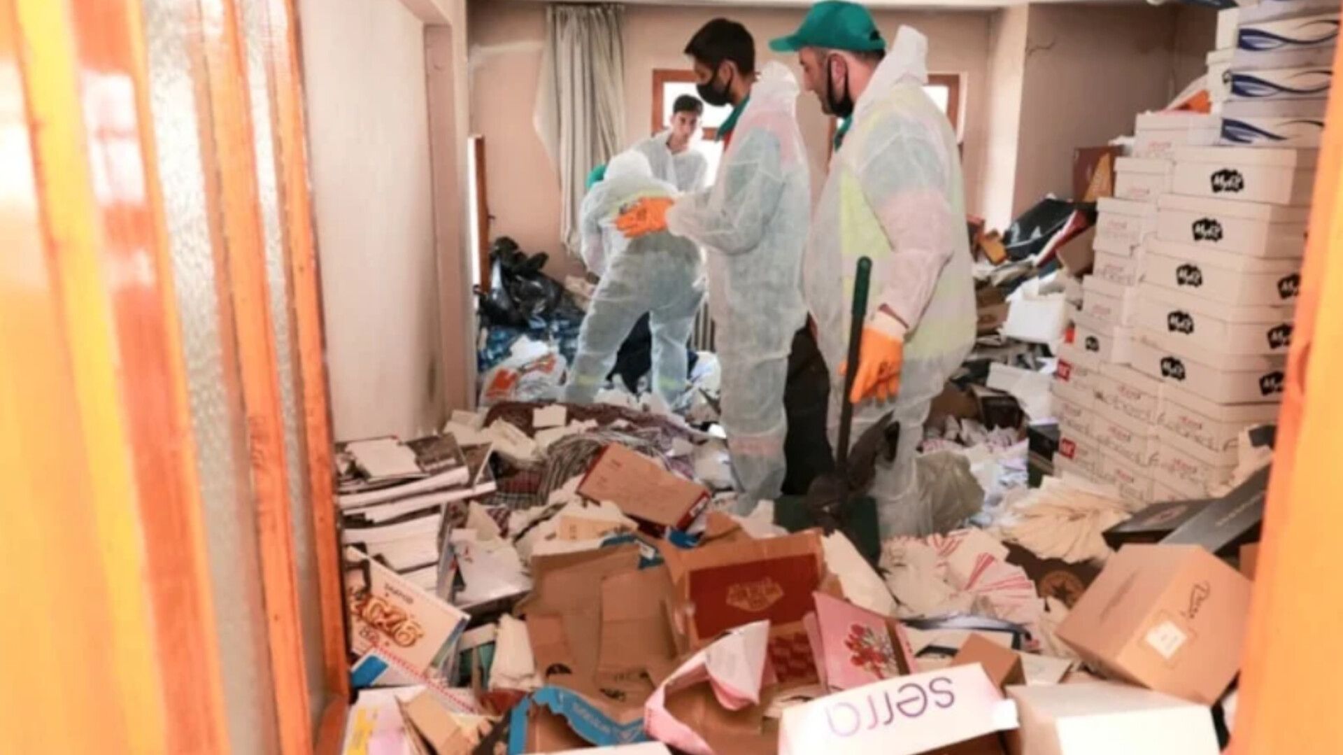 Evdən 20 ton zibil çıxarıldı -  FOTO