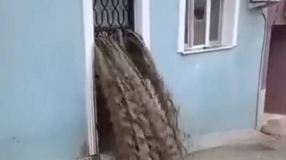 Sel suları evinə doldu:  Ölümdən döndü