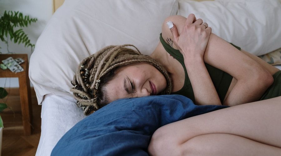 Menstruasiya sancılarından əziyyət çəkənlərin diqqətinə:  Bu qidalar ağrını ikiqat artırır