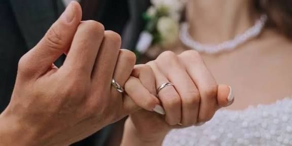 Tibb bacısı doğum şöbəsində evləndi  – 2 saat sonra uşağı doğuldu