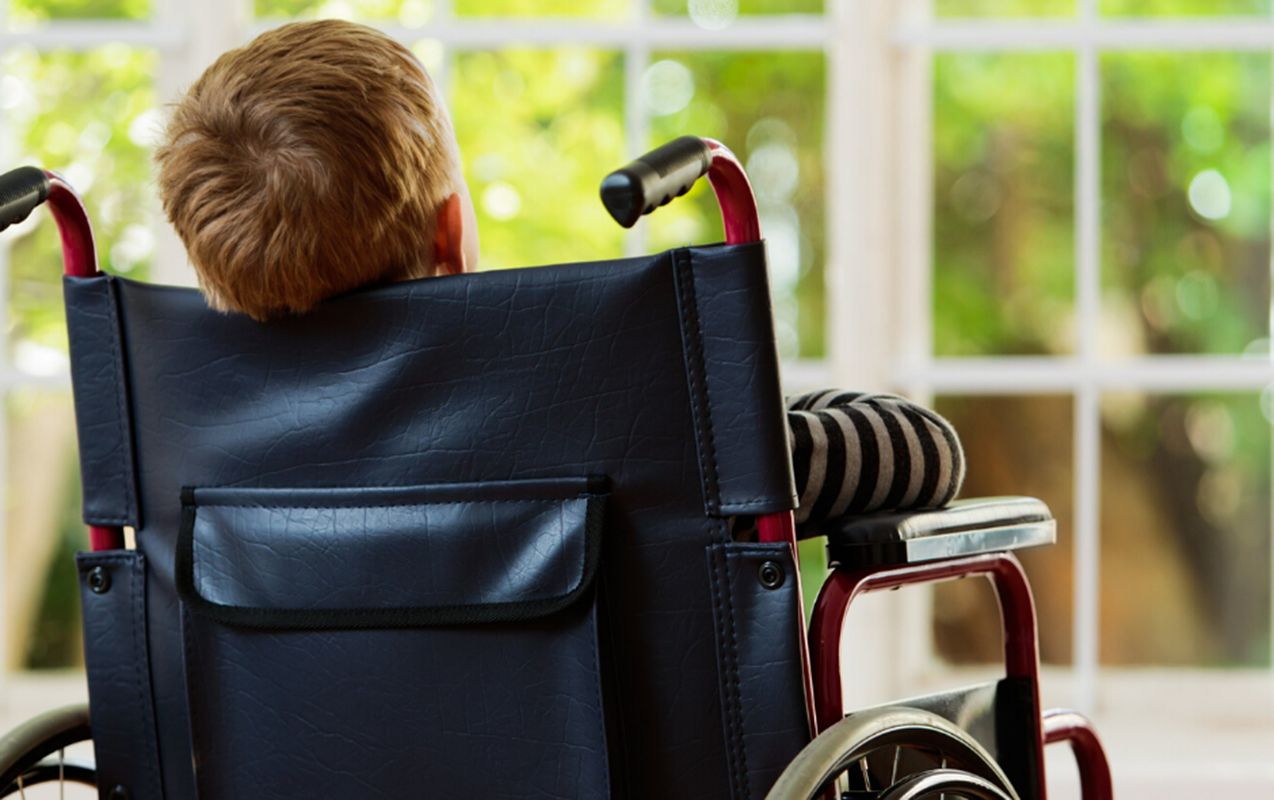 10 yaşlı uşaq arabadan yıxılıb  öldü