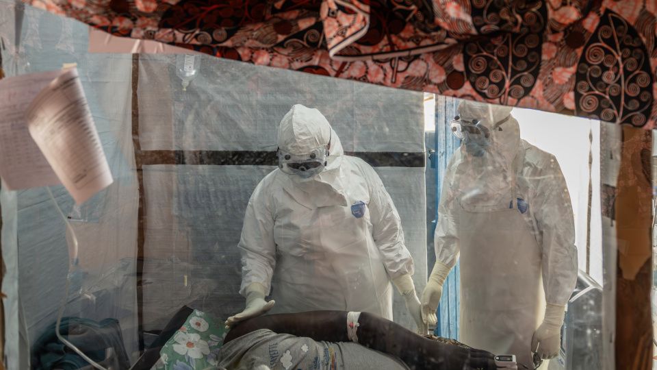 Fransada ilk ebola təhlükəsi -  5 nəfər karantinə alındı