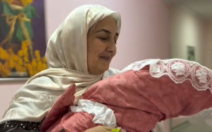 Azərbaycanda 63 yaşlı qadın ana oldu -  38 ildən sonra... - VİDEO
