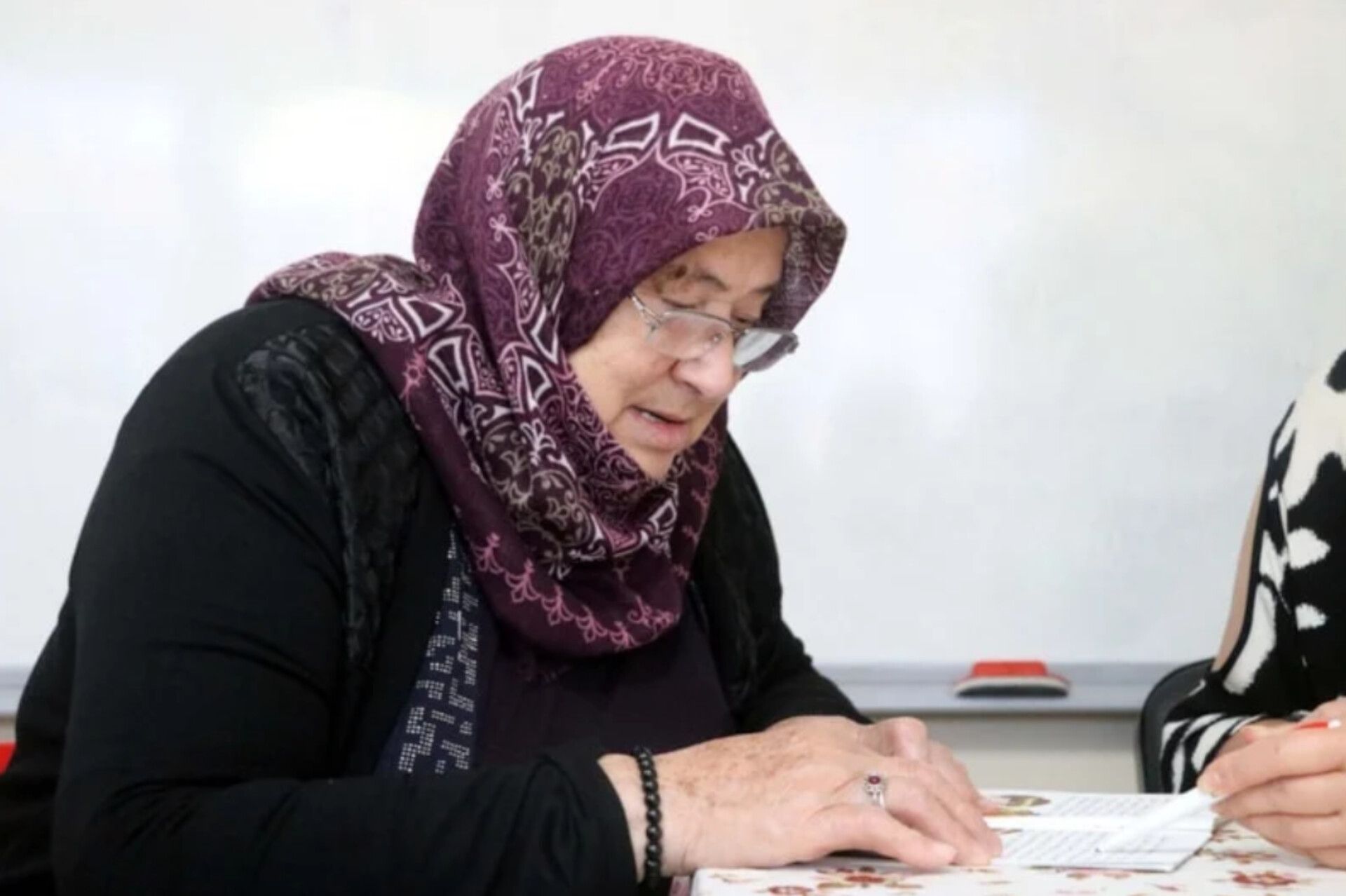  70 yaşında oxumağı və yazmağı öyrəndi -  FOTO