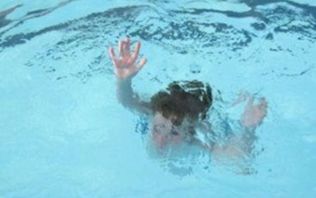 5 yaşlı uşaq hovuzda üzərkən  öldü