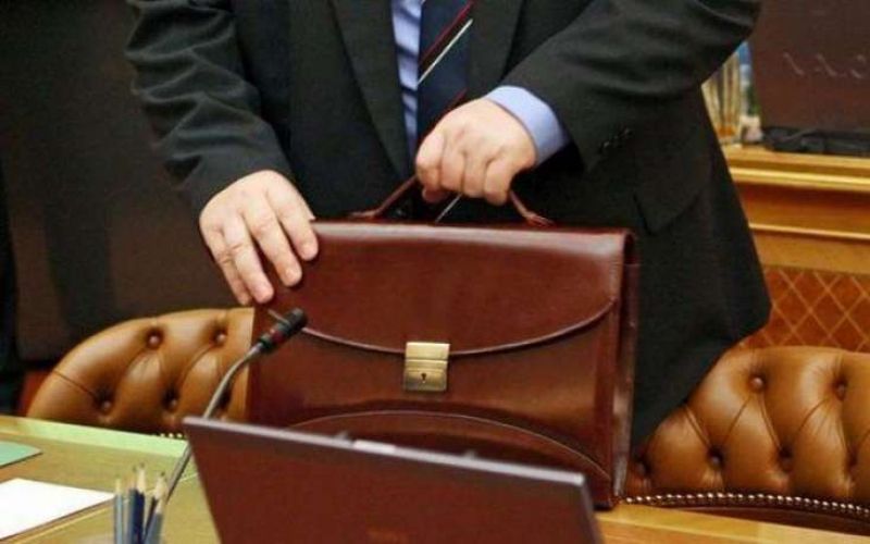 Səhiyyə Nazirliyinin sabiq rəisi həbs edildi -  Yarım milyonluq yeyinti