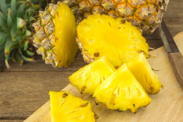 Ananas yeyəndə dil niyə yanır? 