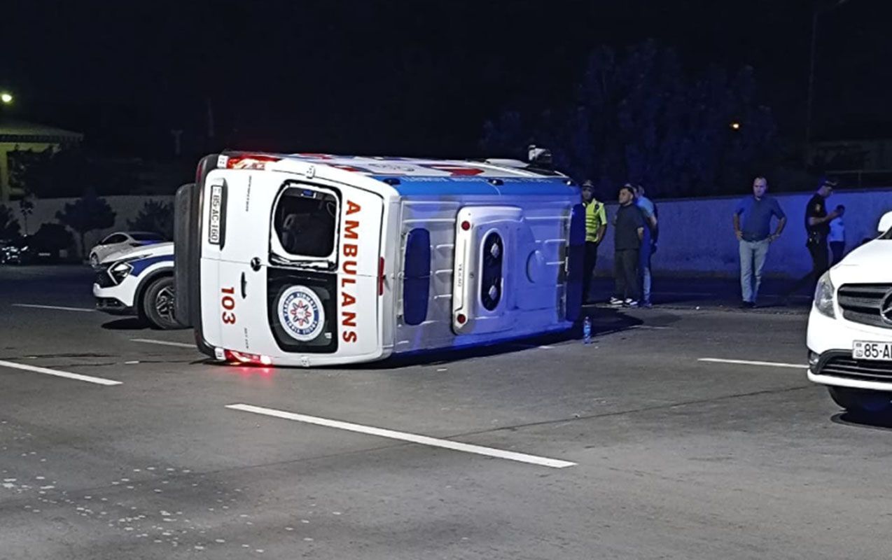 Təcili tibbi yardım maşını aşdı: 4 nəfər yaralandı –  FOTO