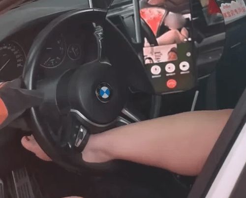 Qadının ayağı maşının sükanına ilişib qaldı 