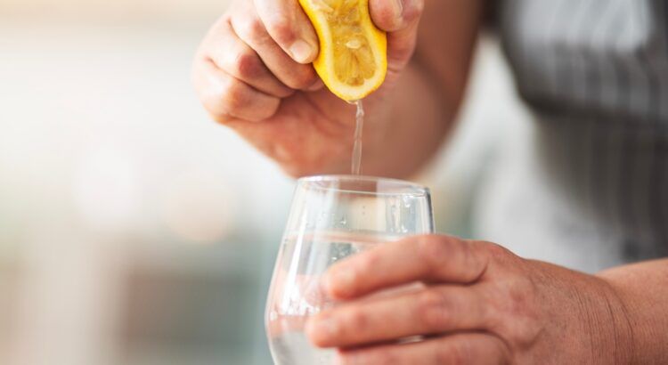 Səhər limonlu su içməyin faydaları və zərərləri 