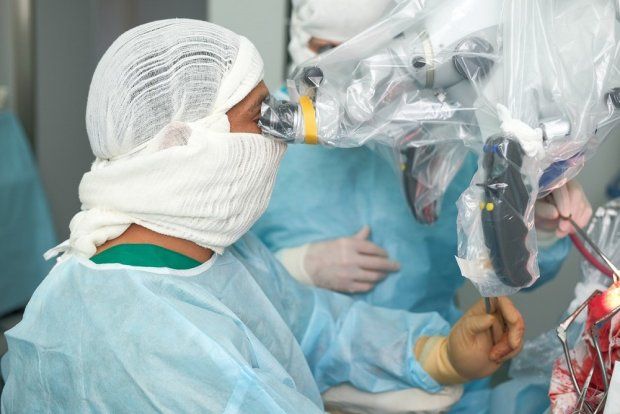 Xəstənin anevrizması qaşından çıxarıldı 