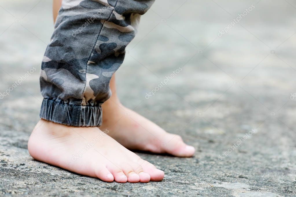  Ayaqyalın gəzmək böyrək xəstəliklərinə səbəb olur? -  Pediatrdan cavab