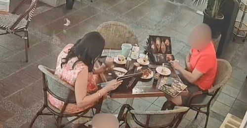 Kafedə hesabı ödəməmək üçün    sinəsindən tük qoparıb atdı