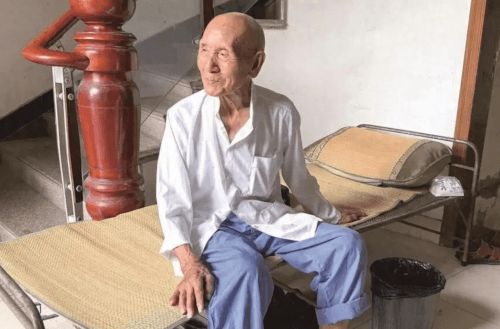 Qazlı içki və dəniz məhsulları ilə    101 yaşa çatan kişi