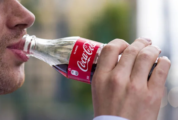  Hər Cola şüşəsi ömrünüzdən 9 dəqiqə azaldır  - Alimlər