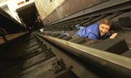 Metro relslərinə  yıxılanda sağ qalmaq mümkündürmü? 
