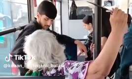 Avtobusda bıçaqla sərnişinləri hədələyən qadın saxlanıldı -  VİDEO