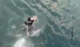 Polis özünü dənizə ataraq qadını xilas etdi -  VİDEO