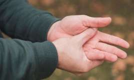 Ovucların tərləməsi hansı xəstəliklərdən xəbər verir? -  
