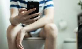 Tualetdə telefondan istifadə etməyin -  Hemoroid riskini artırır