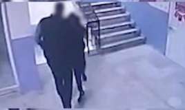 Direktor autizmli şagirdi pilləkənlərdən itələyərək yıxdı -  Dəhşətli görüntülər