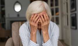 Evdə altsheymer xəstəsi varsa, böyük güzgüləri yığışdırın -  Həkimdən xəbərdarlıq