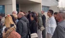 Elə bil Hindistandır... - Aparıcılar Yeni Klinikadakı növbəni tənqid etdi