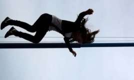 Daha bir yeniyetmə hündürmərtəbəli binadan yıxıldı 