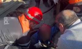 Bakıda kanalizasiya quyusuna yıxılan şəxs belə çıxarıldı -  VİDEO