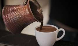 Türk qəhvəsinə bir qaşıq əlavə edin:  Yağları əridir