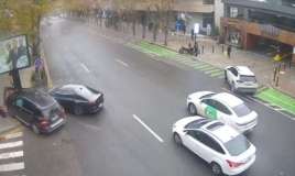 Bakıda iki avtomobil toqquşdu – Yol kənarında duran uşaq xəsarət aldı –  VİDEO