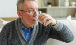  Yaşlı insanlar gündə nə qədər su içməlidir? 