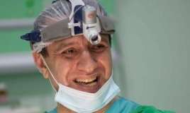 Xəstənin komaya düşməsində təqsirləndirilən plastik cərrahın   məhkəməsi başladı