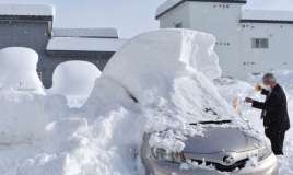 Güclü qar 65 nəfərin həyatına son qoydu 