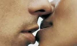 Çox adamla öpüşmək təhlükəlidir  – Uroloq 