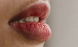 Dodaqlar çatlayırsa  – autoimmun xəstəlikdən yoxlan 