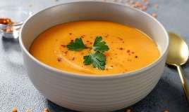 Mərci şorbasına rəng vermək üçün bir çimdik əlavə edin -  Restoran sirri