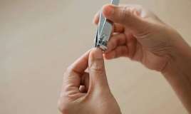 Dırnaq kəsmək orucu pozurmu? -  Cavab