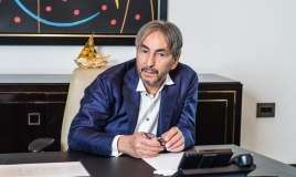 Milyarder inrtihar etdi 