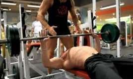 Zalda məşq edən kişi öldü 