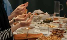 Ramazanda qidalanma xəbərdarlığı:  Bu cür yemək mədəni yorur