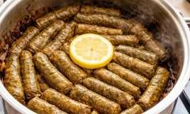 Dolmanın dibinin yapışmaması üçün... -  Bir neçə dilim doğrayın