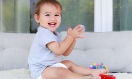 1 yaşlı uşaq nələri  bacarmalıdır?
