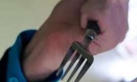 Yanağına çəngəl batan  oğlan    xilas edildi