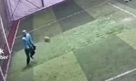 Sinəsinə top dəydi, ürəyi dayandı -  VİDEO