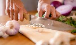 Damarları tutulanlar xörəklərinə    bunu qatsın