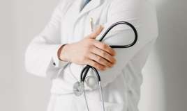 Saç tökülməsi üçün hansı həkimə getməliyik? -  Səbəbləri