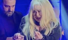 Beyin damarlarım tutulub, yeriyə bilmirəm -  Zerrin Özer