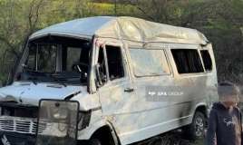 Sabirabadda içərisində 20-dək şagird olan mikroavtobus aşdı  