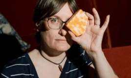 "Pendirli Cadugər"  – pendirə baxıb gələcəyi görür